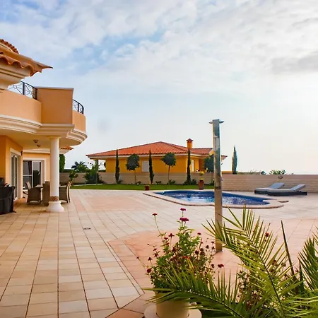 Luxury With Heated Pool فيلة
